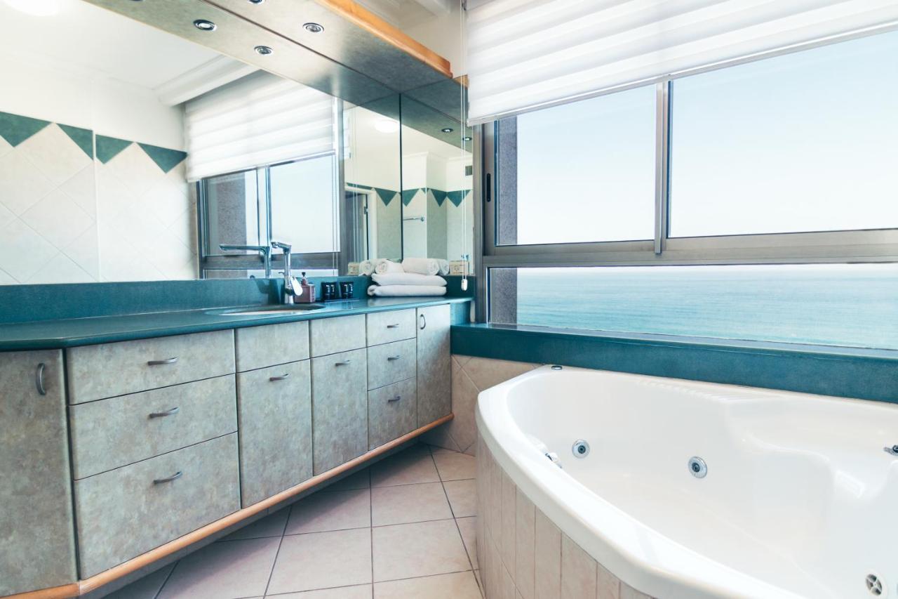 Almog Beach Apt Hotel מלון דירות אלמוג ביץ' Haifa Eksteriør billede